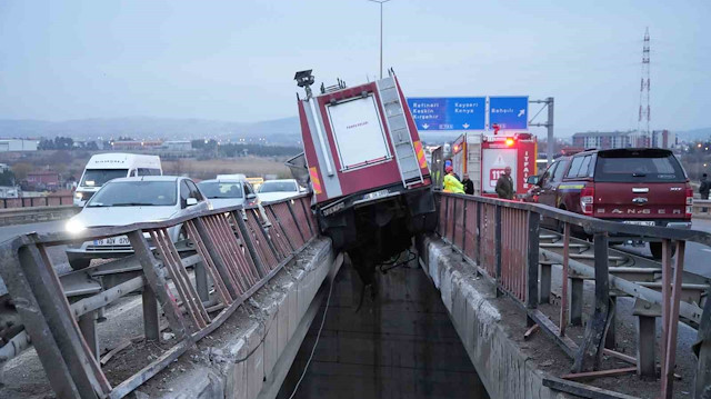 Kırıkkale’de akılalmaz kaza! İtfaiye aracı köprüde asılı kaldı: Faciaya ramak kala durdu