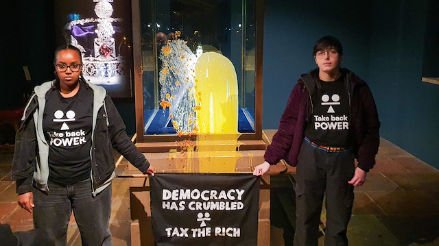 Protestocular kraliyet tacına saldırdı: Muhallebi ve pankartla yapılan eylemde 4 kişi gözaltına alındı