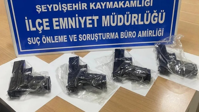 Seydişehir'de gece yarısı hareketli dakikalar: Parktaki araçtan "paket paket" silah çıktı