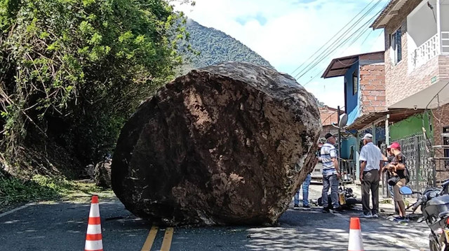 Dev kaya yolun ortasına düştü: Sürücü saniyelerle kurtuldu! O anlar kameralara yansıdı