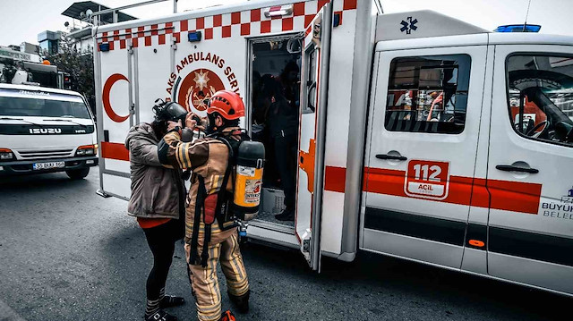 7 katlı binayı dumanlar sardı: Alevlerin arasında kalan 12 kişi böyle kurtarıldı