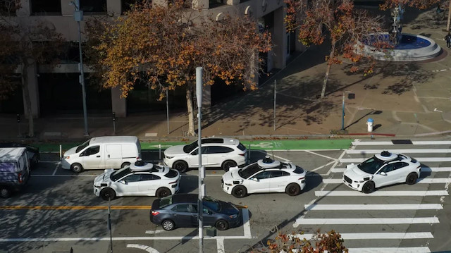 Sürücüsüz araçlar yolda kitlendi! Trafik felç oldu