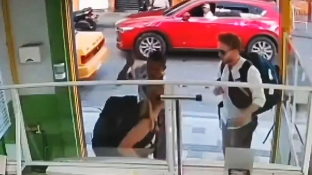 Turist kadına bıçaklı saldırı! Yardımına erkek arkadaşı değil çevredekiler yetişti: O anlar kameralara yansıdı