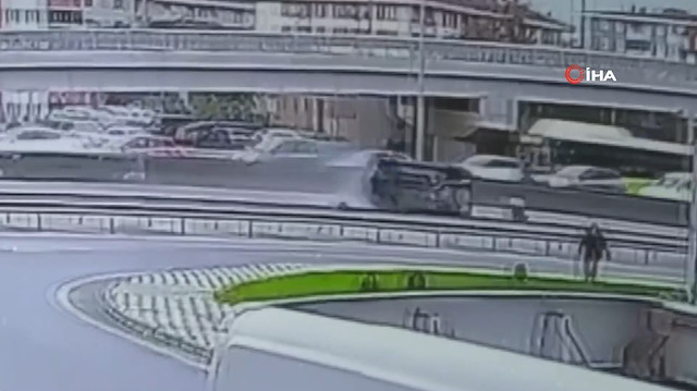 Beton bariyerlere çarpan otomobil devrilip metrelerce sürüklendi