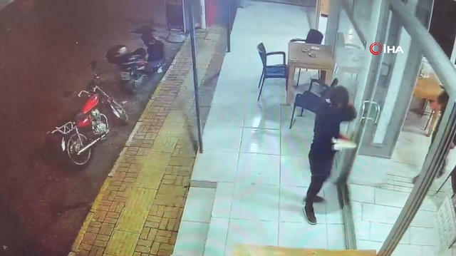 Antalya'da kendi sildiği camı fark etmeyen garson yüzünü çarptı