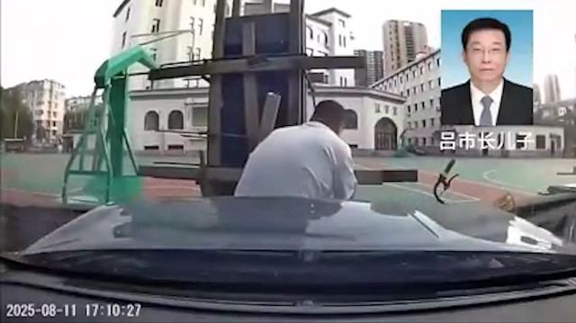 Çin'de belediye başkanının oğlu aracıyla bir kişiyi defalarca