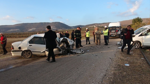 Kilis’te otomobil ile hafif ticari araç kafa kafaya çarpıştı: 3 yaralı | YEREL HABERLER