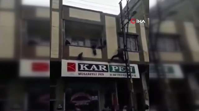 Evin balkonunda asılı kalan çocuğu bir vatandaş kurtardı