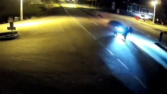 Uşak'ta yolun karşısına geçmeye çalışan 3 kişiye araba çarptı