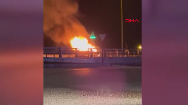 Bolu'da seyir halindeki otomobil alev aldı