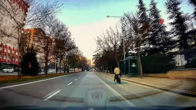 Eli cebinde sürdüğü bisikletten düşünce araç altında kalmaktan böyle kurtuldu