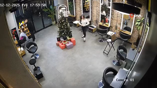 Kuaförde 3 bin liralık işlem yaptıran kadın 'kartımı arabada unuttum' bahanesiyle kaçtı