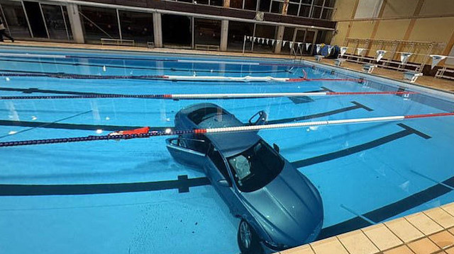 Gaz ve freni karıştırdı: Kendini yüzme havuzunun içinde buldu!