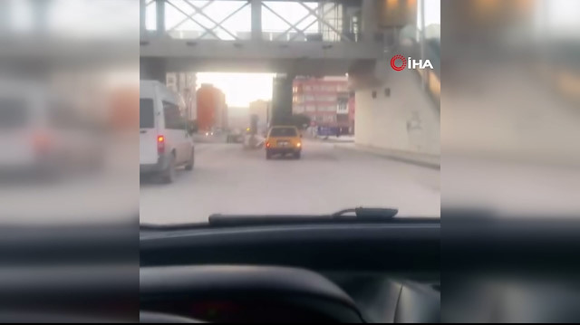 Elazığ'da aracının tavanında sebze kasaları taşıyan sürücü kamerada