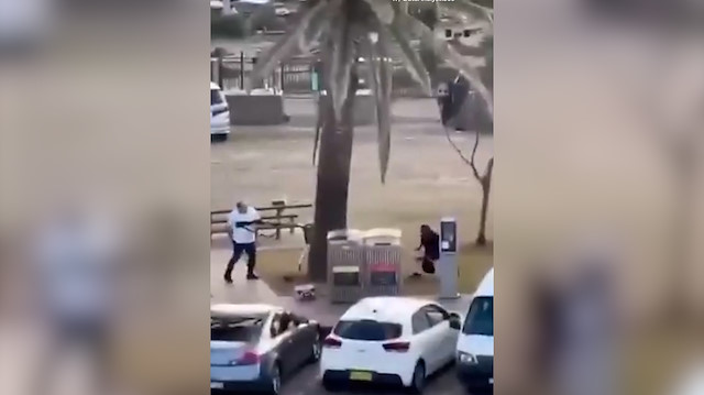 Bondi Plajı'nda saldırı: Silahlı saldırganı böyle etkisiz hale getirdi