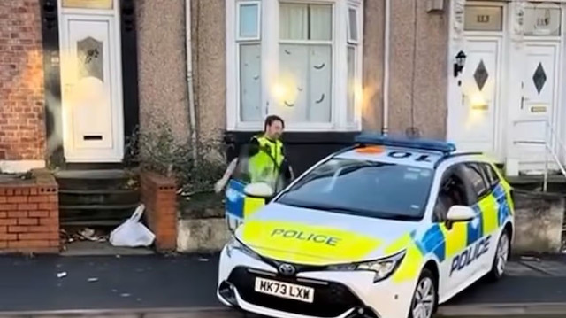 Akıllar bir karış havada! Şüpheliyi kovalarken el frenini çekmeyi unuttular: O anlar kameralara yansıdı