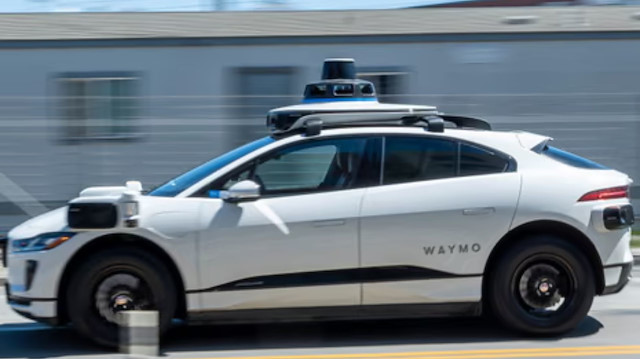 Kızına sürücüsüz taksi çağırdı: Bagajından öyle bir şey çıktı ki... O anlar sosyal medyada gündem oldu