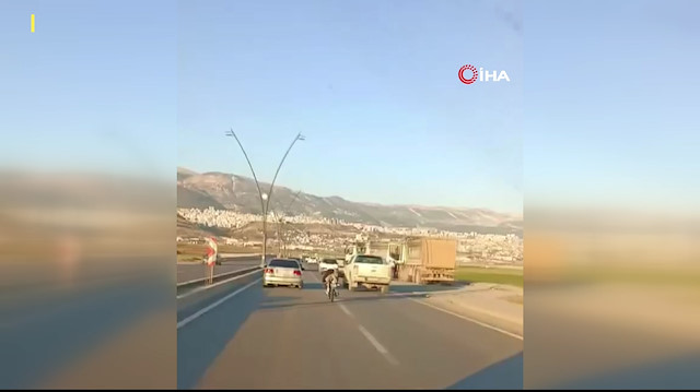 Trafiğin ortasında motosikleti yatarak kullanan sürücü kamerada