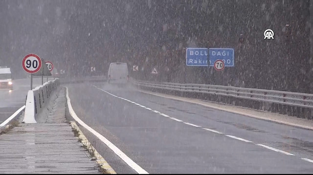 D-100 kara yolunun Bolu Dağı kesiminde kar yağışı etkili oluyor