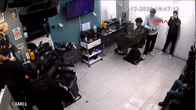 Kağıthane'de alacaklı olduğunu iddia ettiğinin kuaför dükkanını baltayla bastı