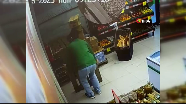 Markette yangın tüpünü yere düşüren çalışan panikle kaçtı