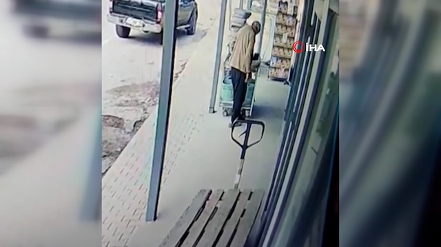 Çamurlu ayakkabısını kapıda bırakarak çorapla alışveriş yaptı