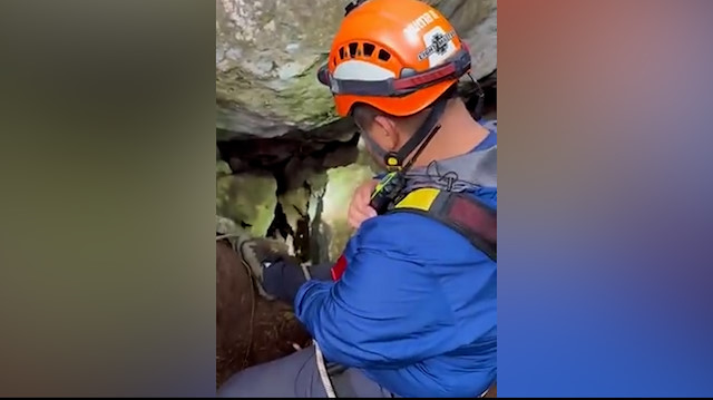 Mağarada dört gün ters asılı kalan 77 yaşındaki rahip böyle kurtarıldı