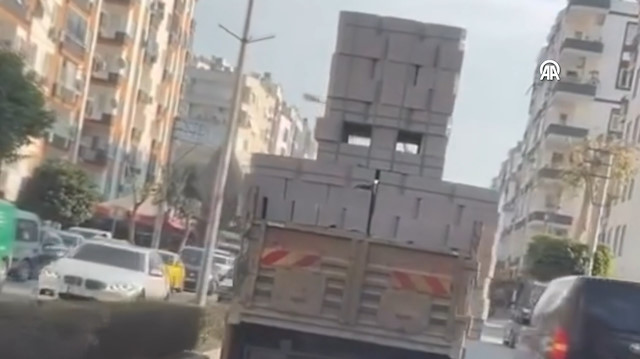 Trafiği tehlikeye düşüren kamyon sürücüsüne para cezası kesildi