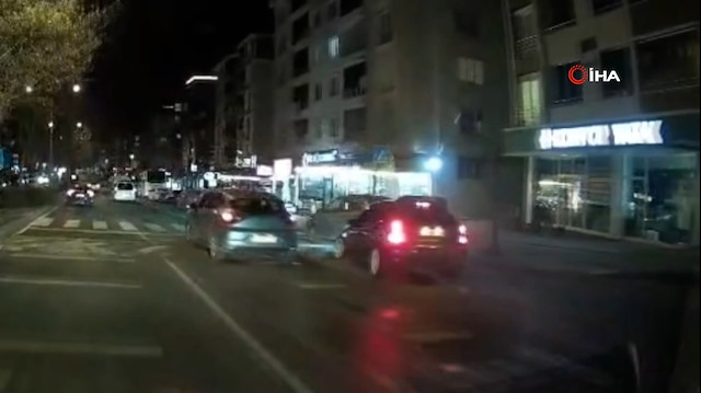 Park halindeki otomobile arkadan böyle çarptı