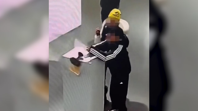 Çin’de sergiyi gezen bir çocuk, paha biçilmez altın düğün tacını devirdi