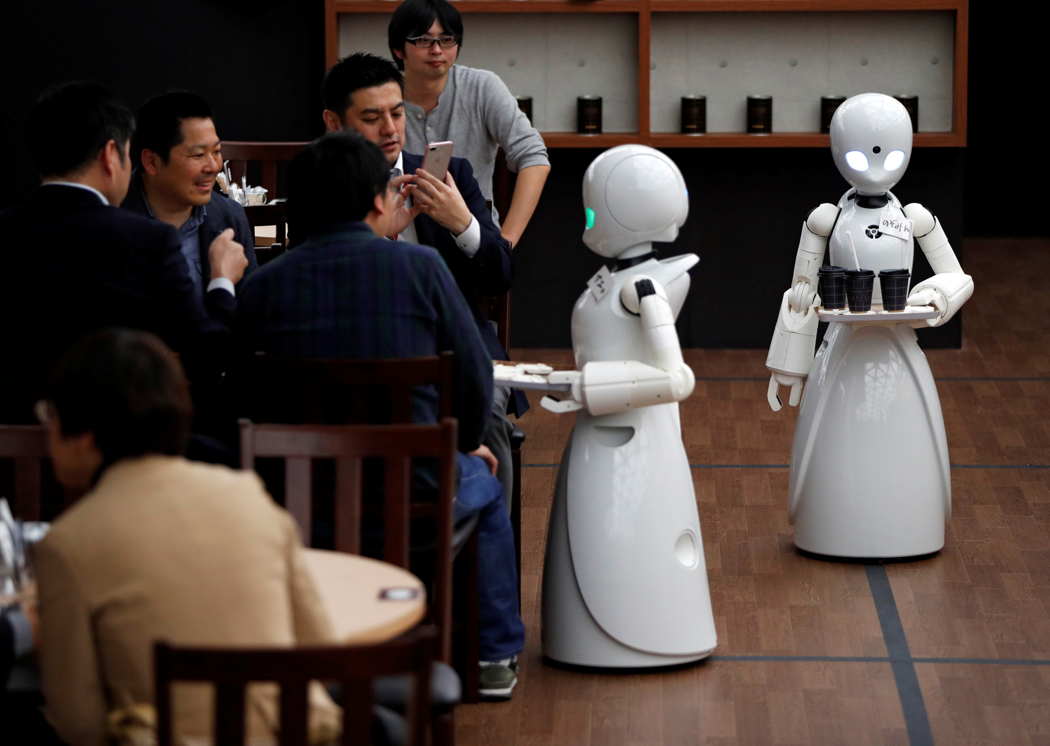 Japan restaurant debuts robot waiters