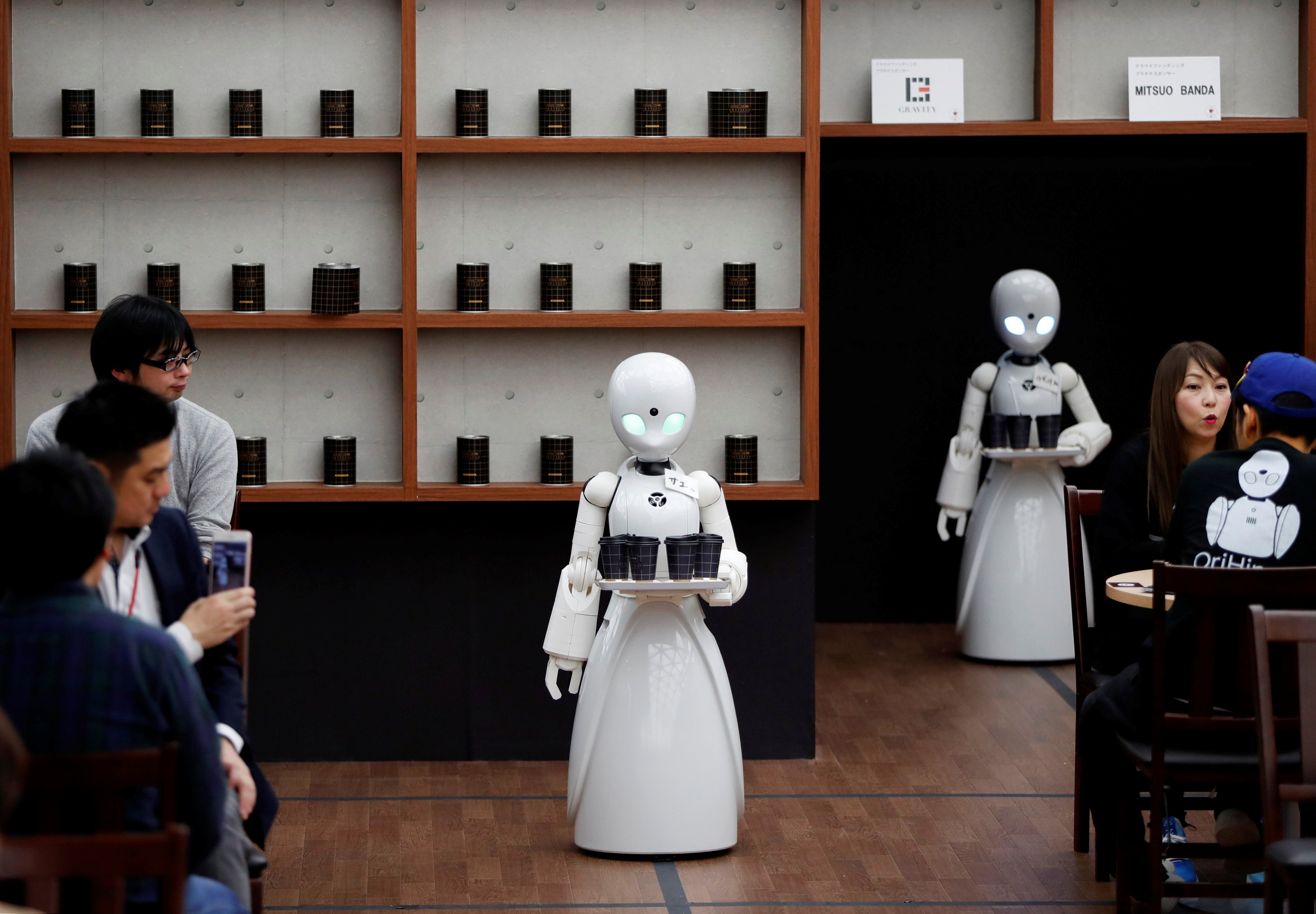 Japan restaurant debuts robot waiters