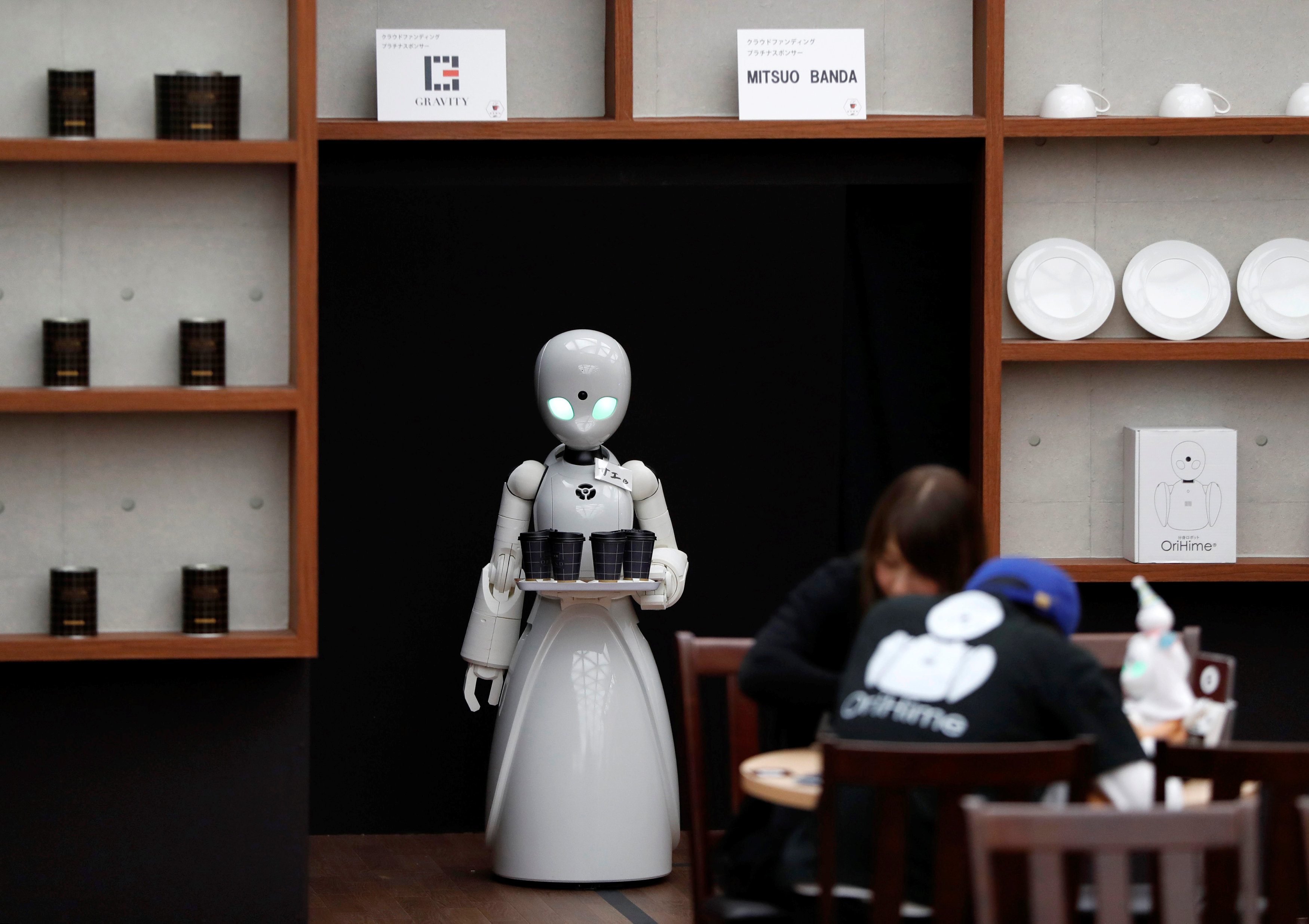 Japan restaurant debuts robot waiters