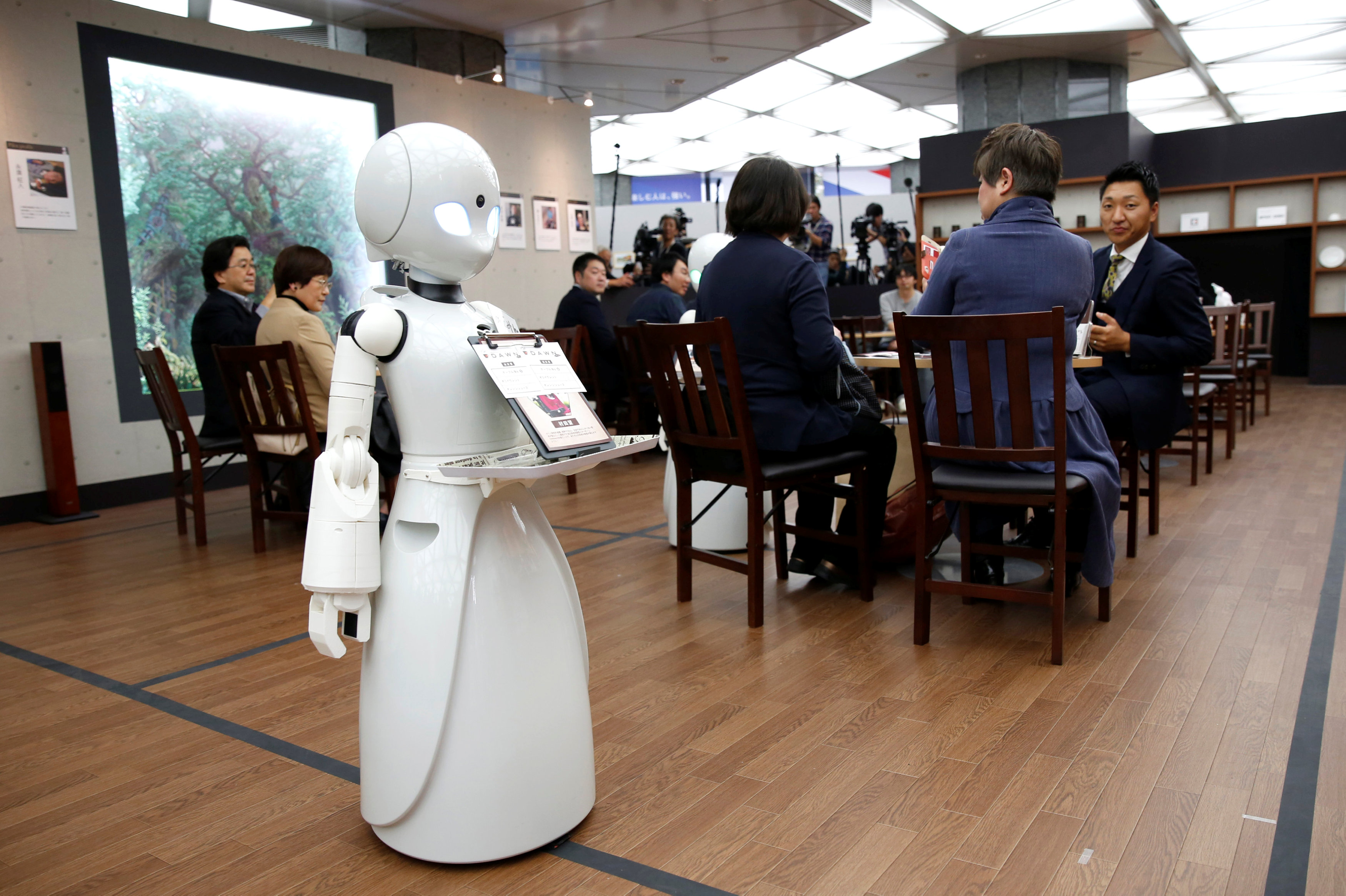 Japan restaurant debuts robot waiters