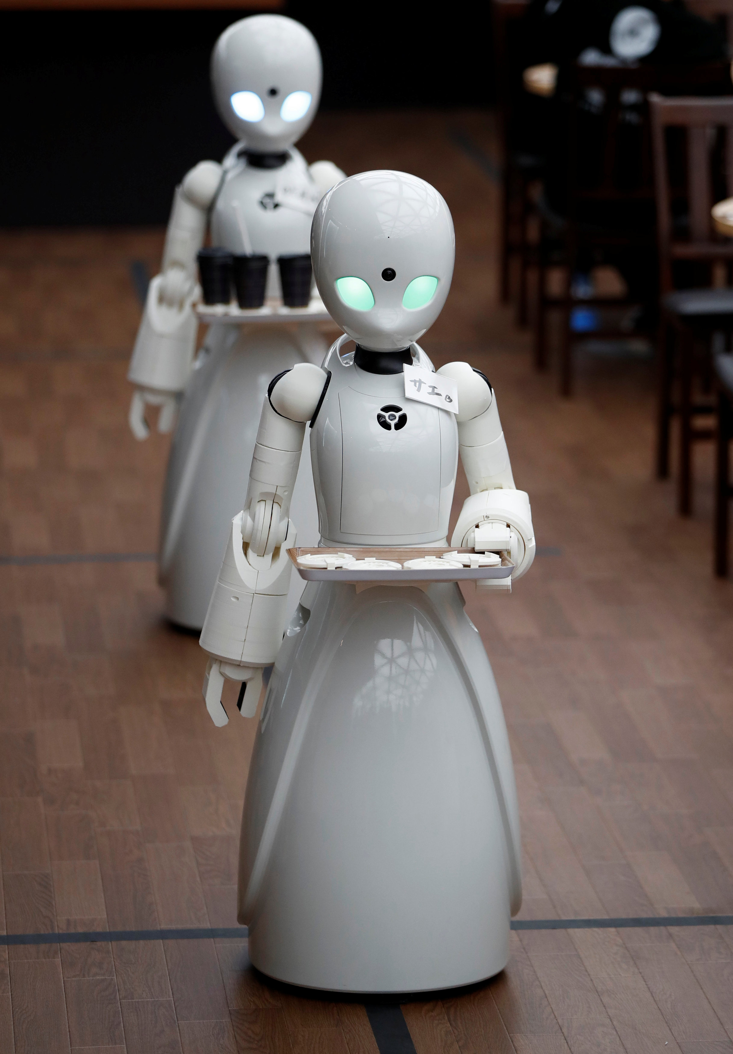 Japan restaurant debuts robot waiters