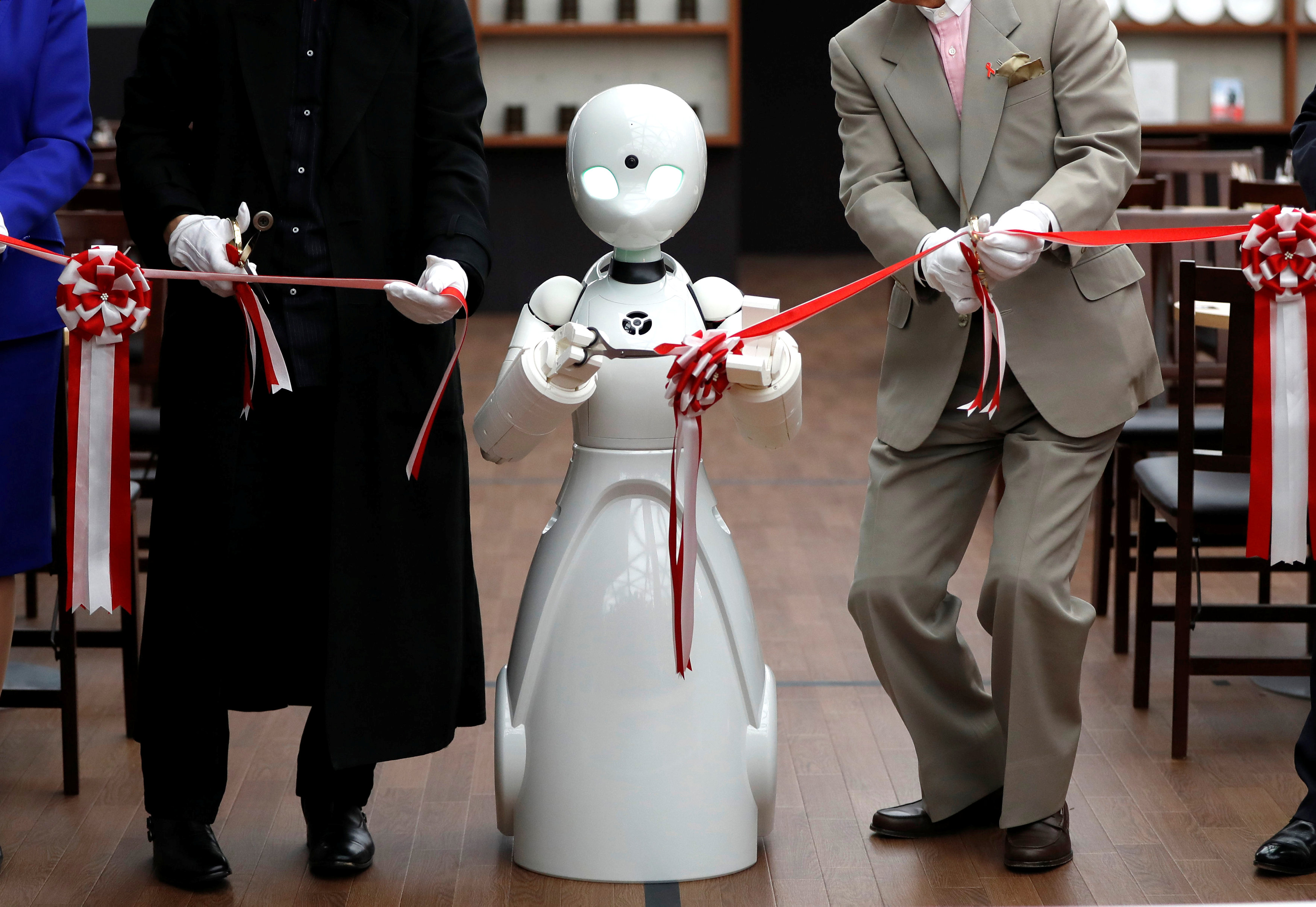 Japanese Restaurant Debuts Robot Waiters cosmo-the-all-you-can-eat-restaurant-where-robots-deliver-food