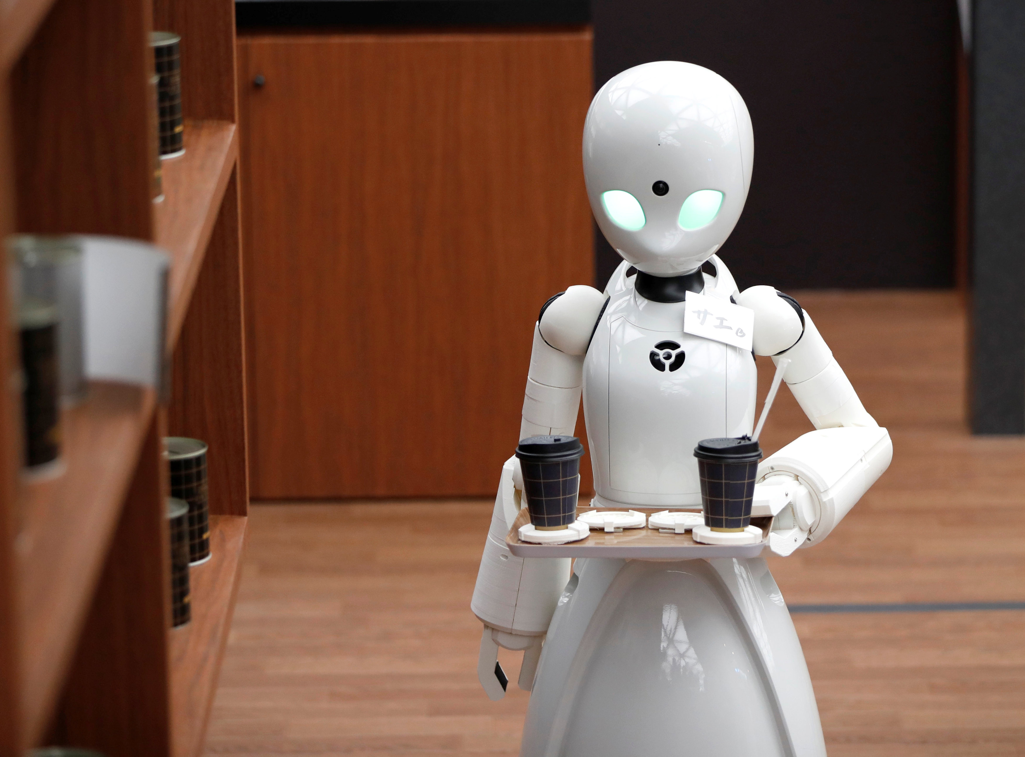 Japan restaurant debuts robot waiters