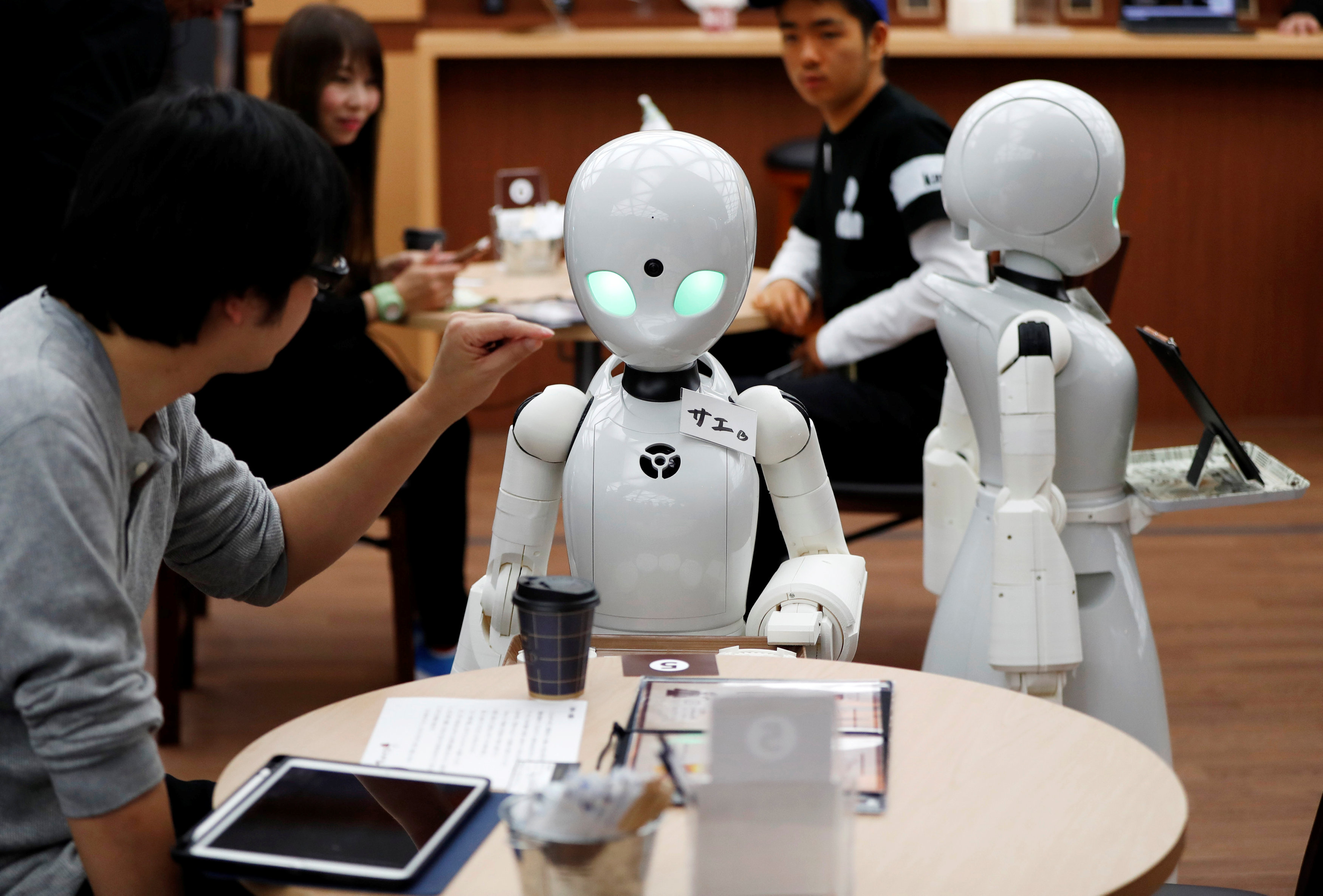 Japan restaurant debuts robot waiters