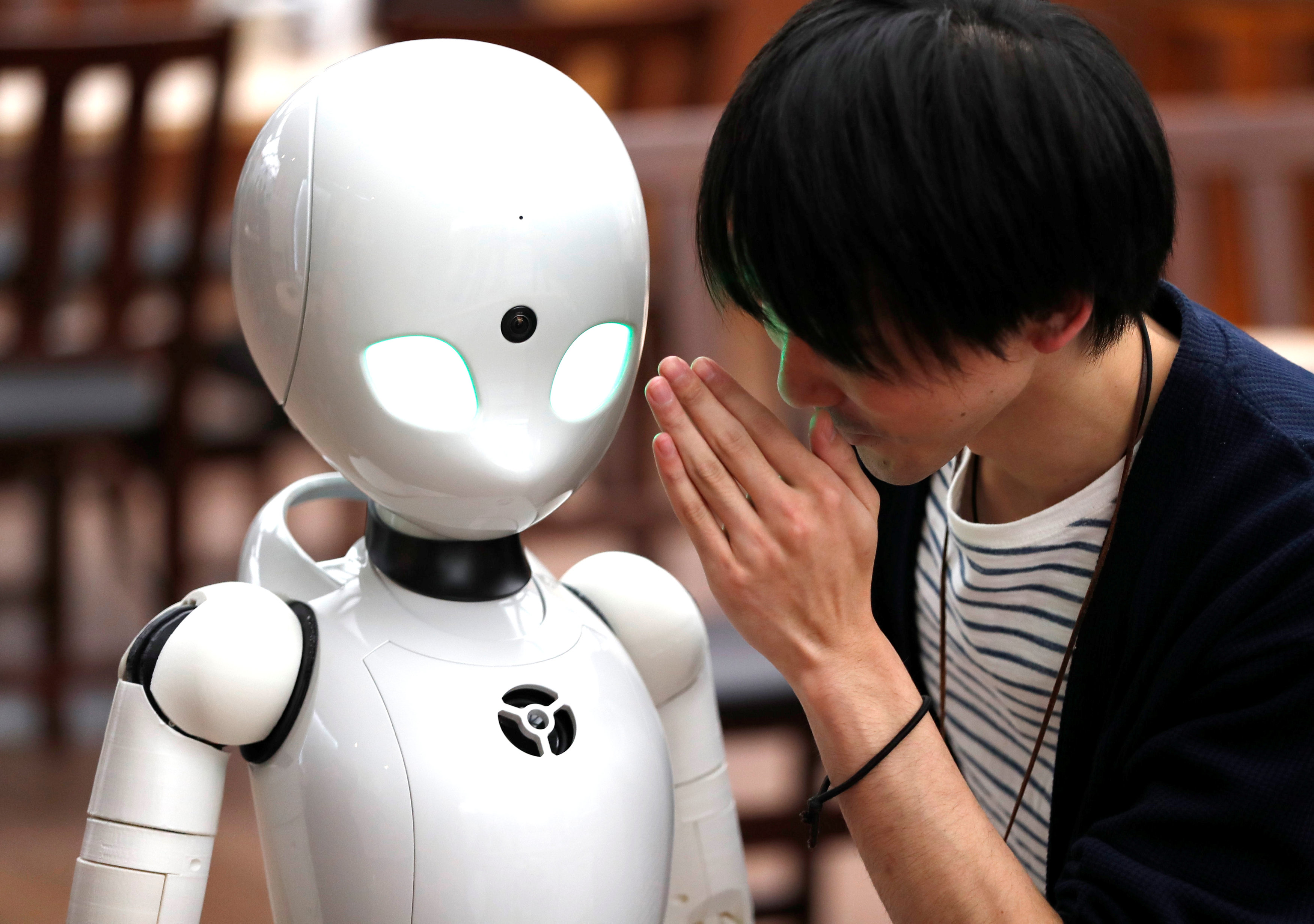 Japan restaurant debuts robot waiters