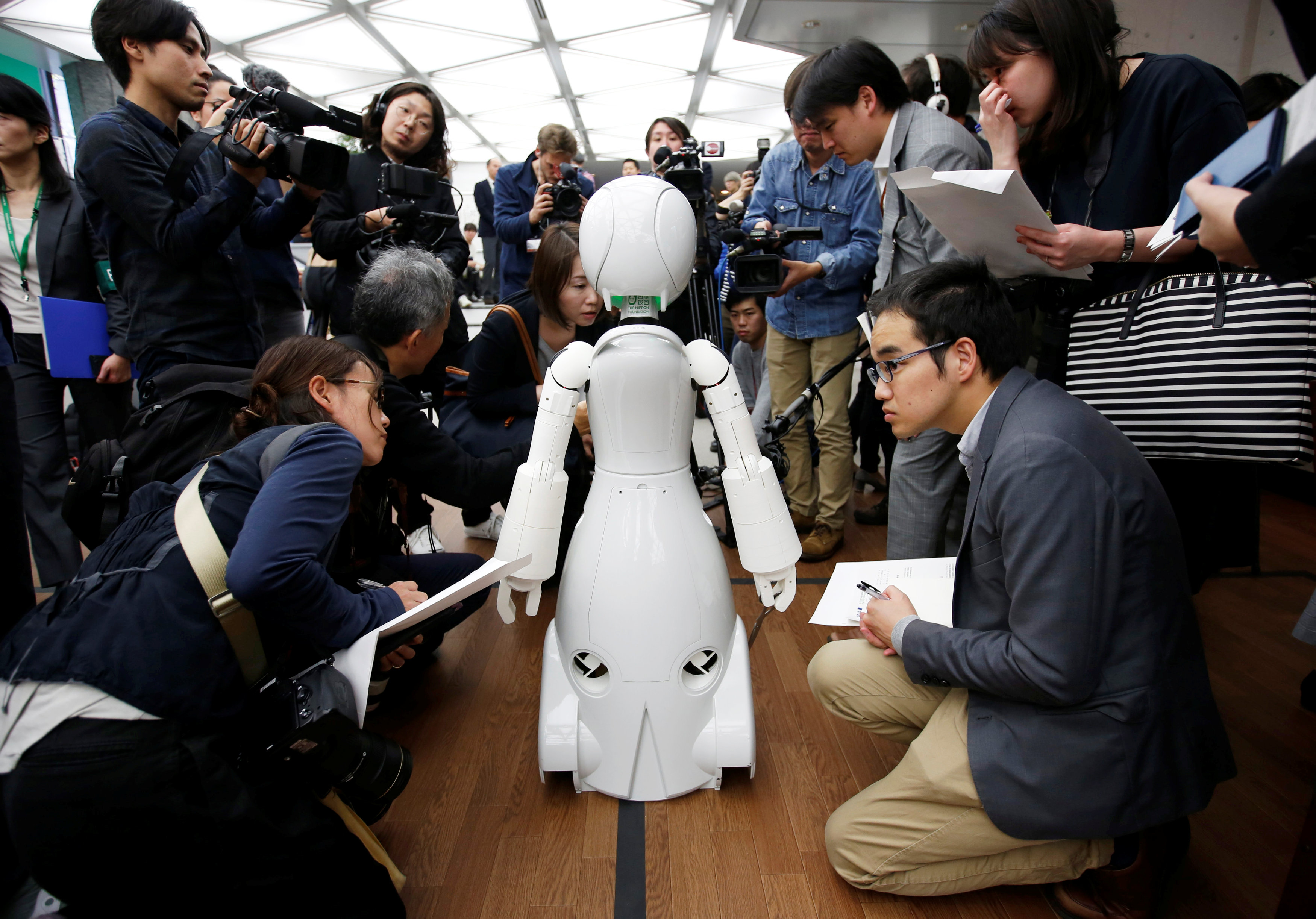 Japan restaurant debuts robot waiters
