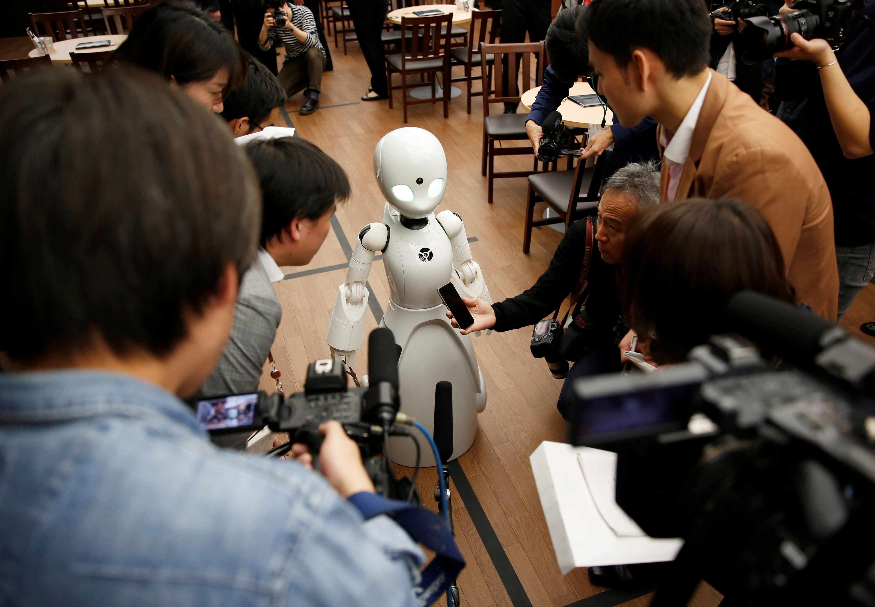 Japan restaurant debuts robot waiters