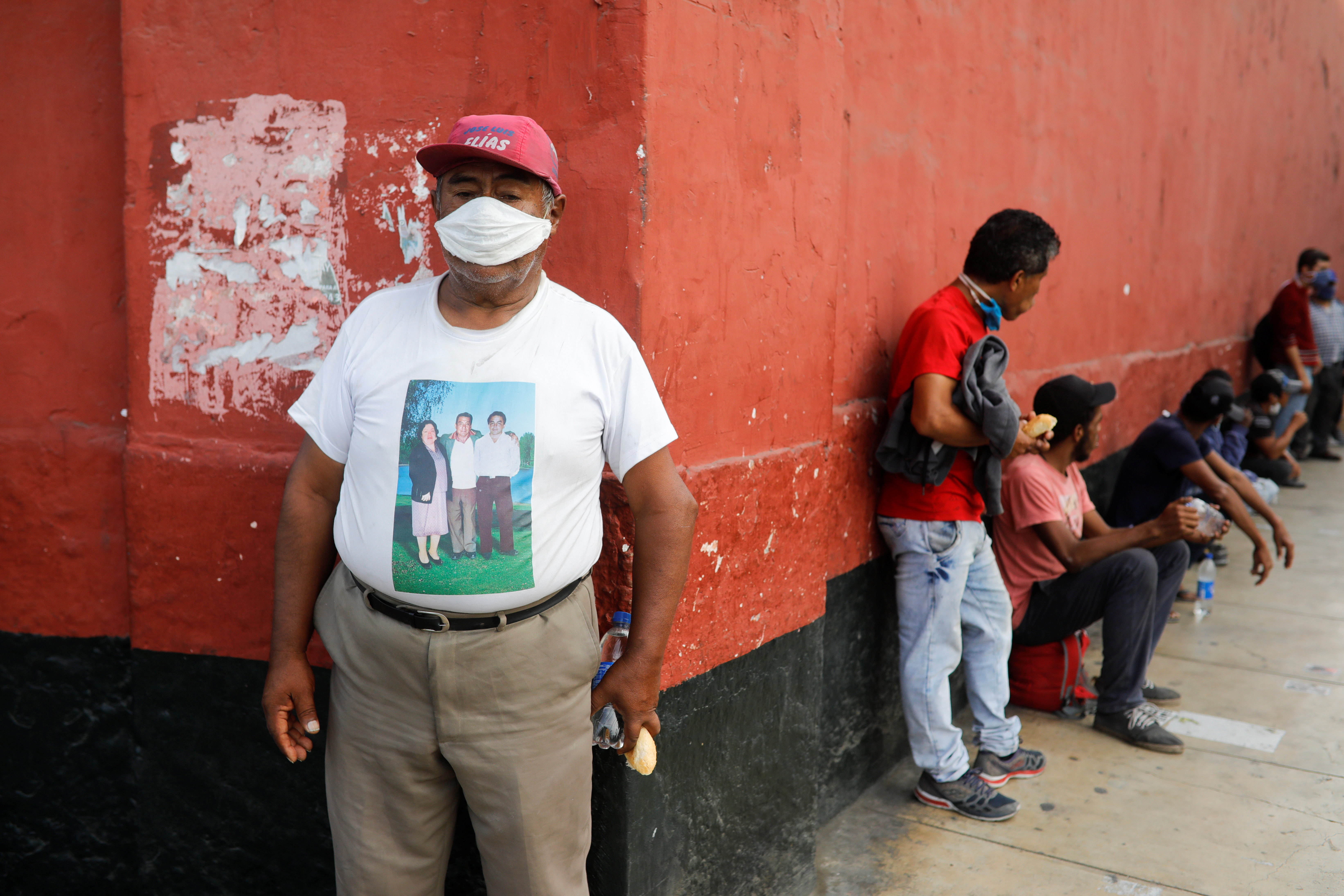 Peru Da Kadinlar Ve Erkekler Farkli Gunlerde Sokaga Cikacak Pazar Gunu Ise Kimse Cikmayacak