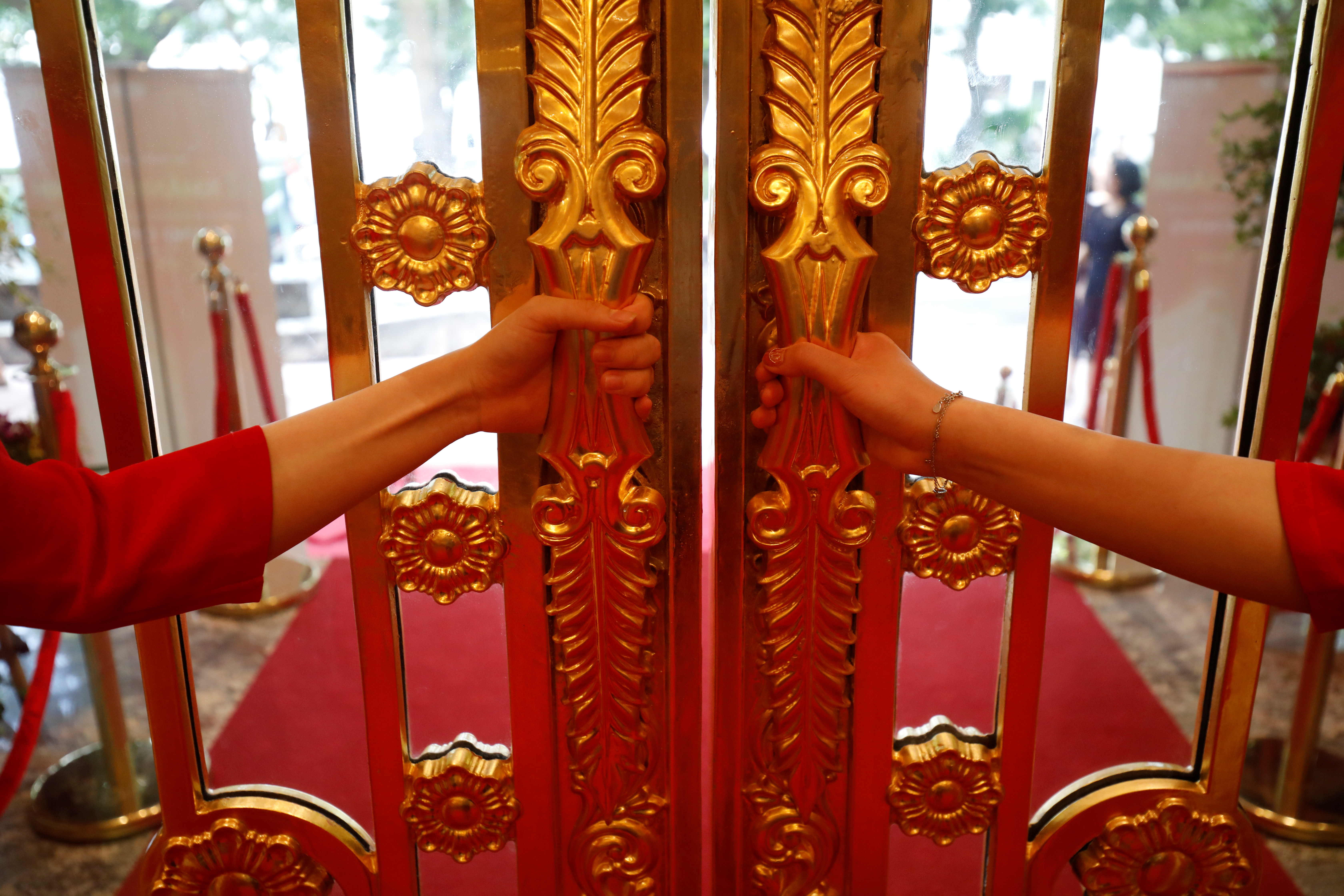 Golden potty and tubs! Vietnam welcomes guests into luxurious gilded hotel