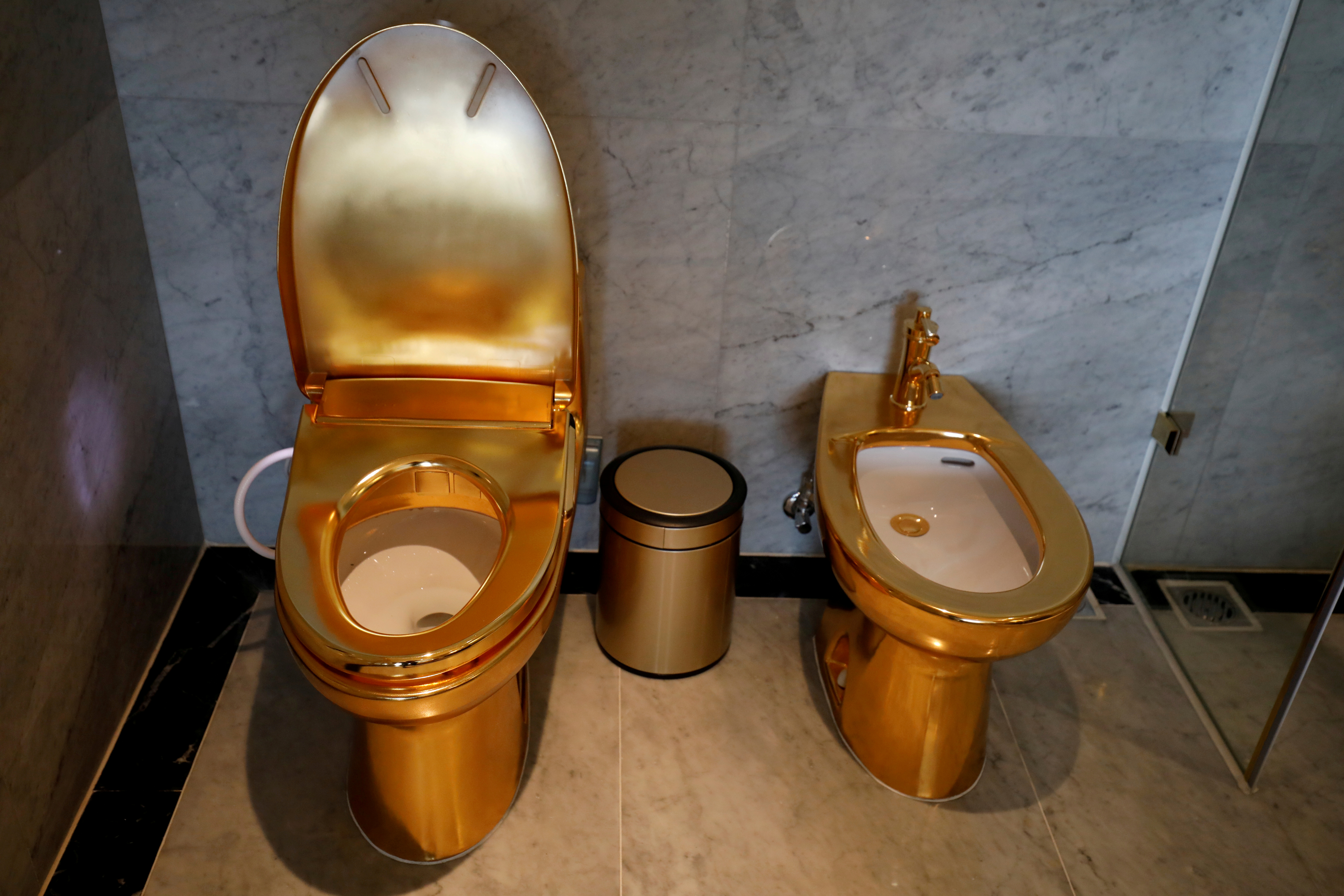 Golden potty and tubs! Vietnam welcomes guests into luxurious gilded hotel