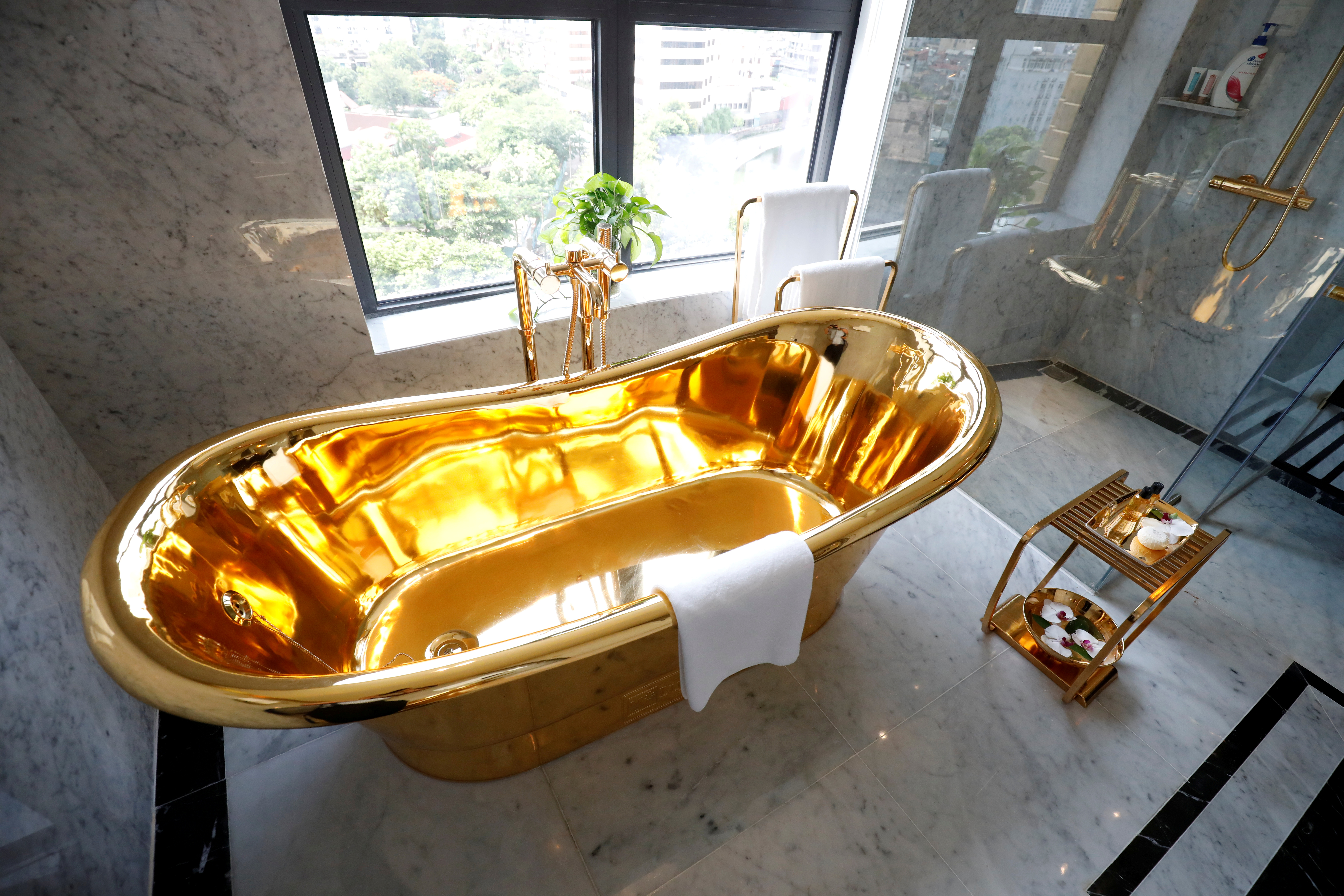 Golden potty and tubs! Vietnam welcomes guests into luxurious gilded hotel