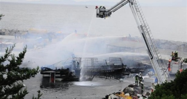 Barınakta bulunan 11 tekne yandı 