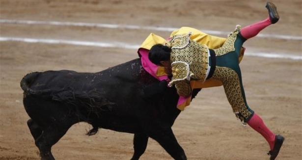 Öfkeli boğa matadoru yerden yere vurdu