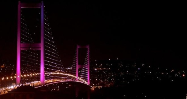 İstanbul'da köprüler pembeye büründü