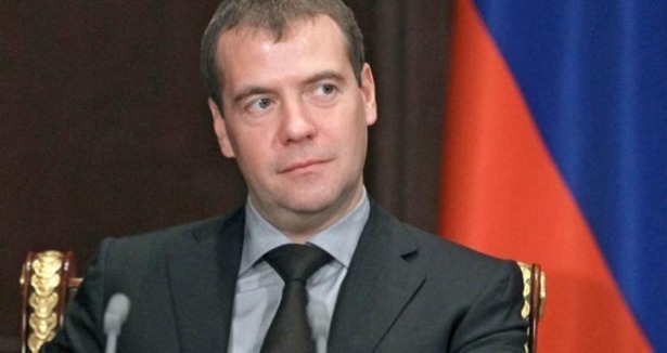 Medvedev Davutoğlu'nu kutladı