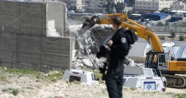 İsrail Filistinlilere ait fabrikayı yıktı!